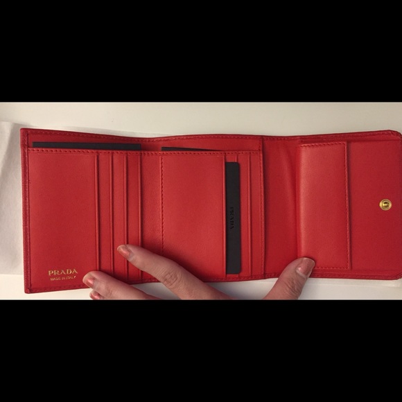Authentic Prada Vitello Move Lacca Wallet - Picture 2 of 3